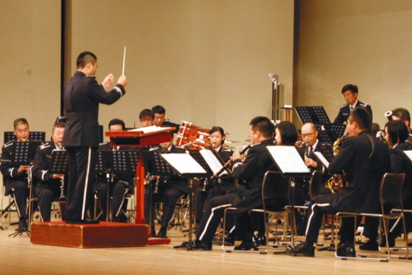 演奏する中部航空音楽隊＝高山市昭和町の市民文化会館で