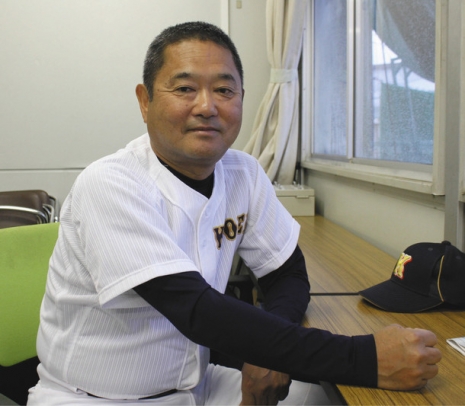 享栄監督として最初の夏を迎える大藤敏行監督＝愛知県瀬戸市の享栄グラウンドで