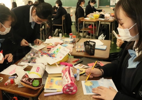 途上国や地域の小学生に向けてクリスマスカードを作る生徒たち＝瀬戸市西長根町の聖カピタニオ女子高で