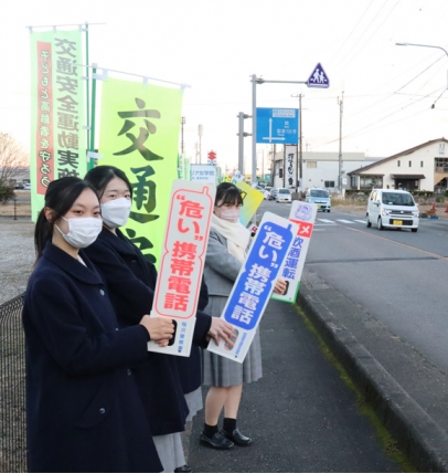 パネルを持って安全運転を呼び掛ける生徒たち＝岐阜市福富天神前で