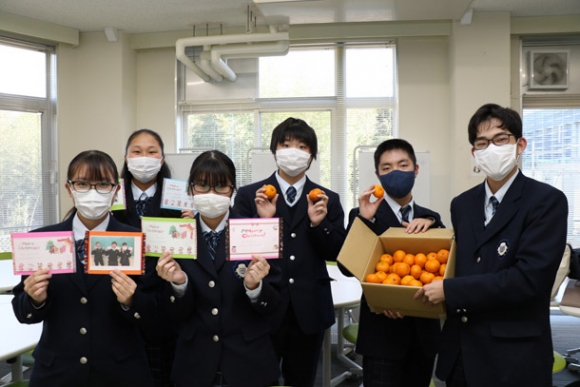 園児へ送るクリスマスカードなどを手にする生徒たち＝美浜町の日本福祉大付属高で