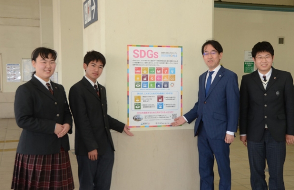 ＳＤＧｓを啓発するポスターを制作した生徒ら＝愛西市諏訪町の名鉄藤浪駅で