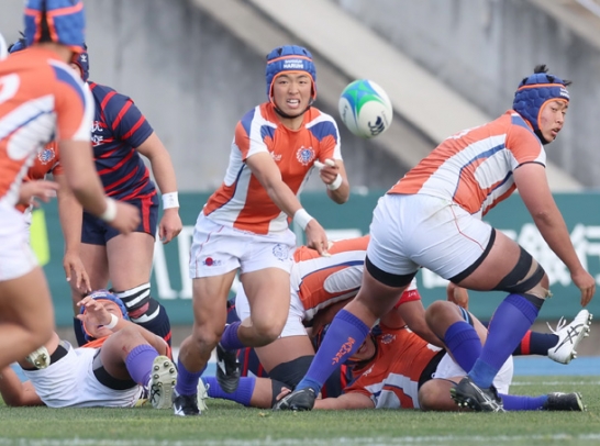 日本航空石川戦の前半、パスを出す中部大春日丘の堀選手（中）＝花園ラグビー場で