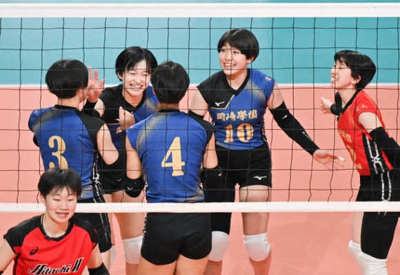 日立第二に勝利し喜ぶ岡崎学園の選手たち＝東京体育館で