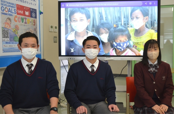カンボジアへマスクを贈る活動を報告する学生３人＝千種区の名古屋経済大市邨高で