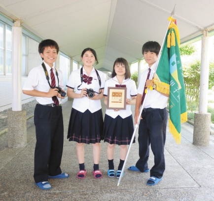 写真甲子園に２２年ぶりの出場を決めた豊川高写真部の（右から）渡辺さん、前沢さん、佐野さん、峯田さん＝豊川市の豊川高で