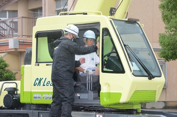 指導を受けてクレーンを操作する生徒＝愛西市の名古屋工業高永和台研修センターで