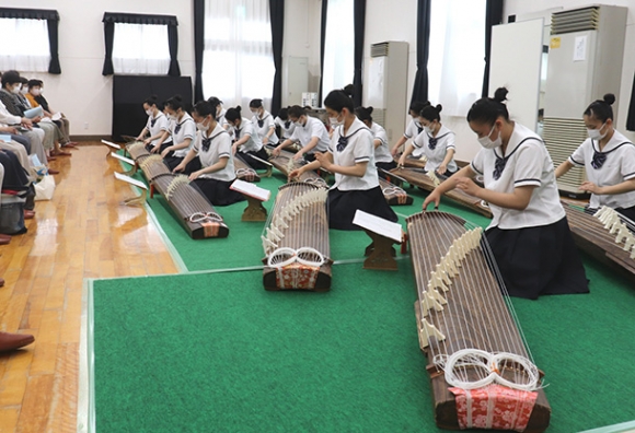 観客の目の前で演奏する生徒たち＝多治見市旭ケ丘の旭ケ丘公民館で