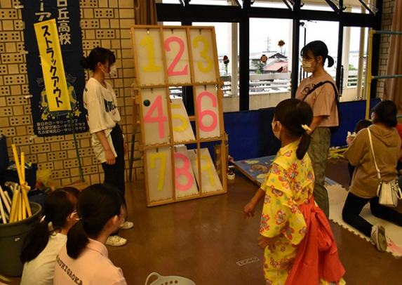 ボールで数字の的を抜くストラックアウトに挑戦する子どもら＝春日井市浅山町１の市総合福祉センターで