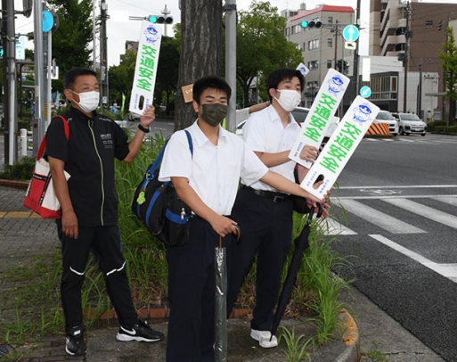 ドライバーに交通安全を呼び掛ける昭和区の高校生ら＝昭和区鶴舞４の荒畑交差点で