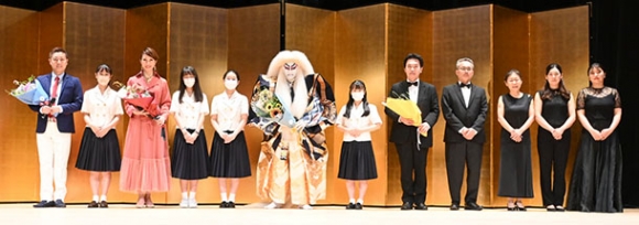  片岡さん（左から６人目）、水さん（同３人目）、原田さん（左端）と３人に花束を贈呈した生徒ら＝昭和区の市公会堂で