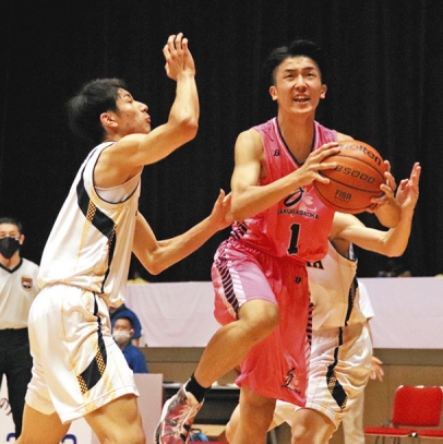 ドリブルシュートを狙う舘山選手（右）＝高松市総合体育館で