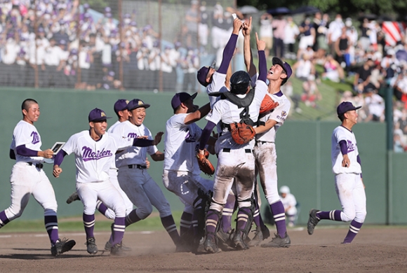 東邦を破って甲子園出場を決め、喜ぶ愛工大名電ナイン＝３０日、愛知県岡崎市の岡崎レッドダイヤモンドスタジアムで（篠原麻希撮影）