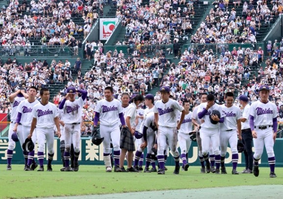 仙台育英に敗れ、肩を落とし引き揚げる愛工大名電ナイン＝甲子園球場で