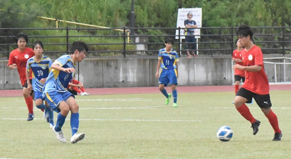 時折雨が降る中でボールを追いかける中高生たち＝春日井市松本町の中部大で