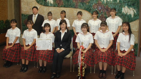 準優勝を報告した豊田大谷高ダンス部の生徒ら＝県公館で