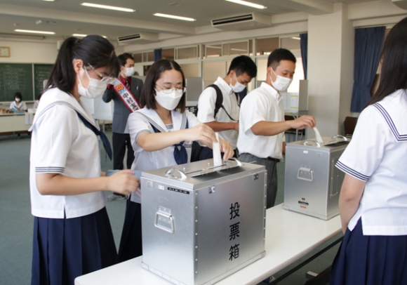 本物の投票箱に１票を投じる生徒たち＝安城市の安城学園高で