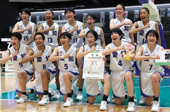 少年女子決勝　優勝し笑顔を見せる桜花学園の選手たち＝宇都宮市の日環アリーナ栃木で