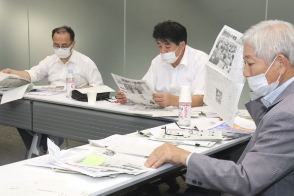 各校の新聞を評価する審査員ら＝津市鳥居町の中日新聞三重総局で