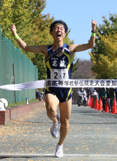 ゴールする名経大高蔵のアンカー・北林陸音＝愛知県一宮市の大野極楽寺公園で