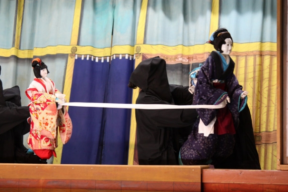 滑らかに人形を操る黒子姿の人形使い手ら＝２０１９年９月１６日、志摩市阿児町安乗の安乗神社で