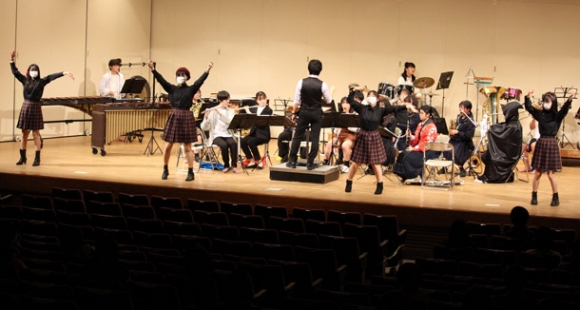 軽快な演奏やダンスで会場を盛り上げる生徒たち＝桑名市大山田の大山田コミュニティプラザで
