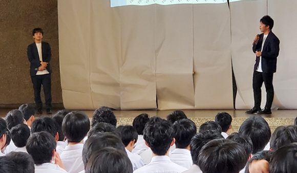 「まずは自分の親の会社を知ろう」と話す片野さん（右）と神田さん＝東区の名古屋中で