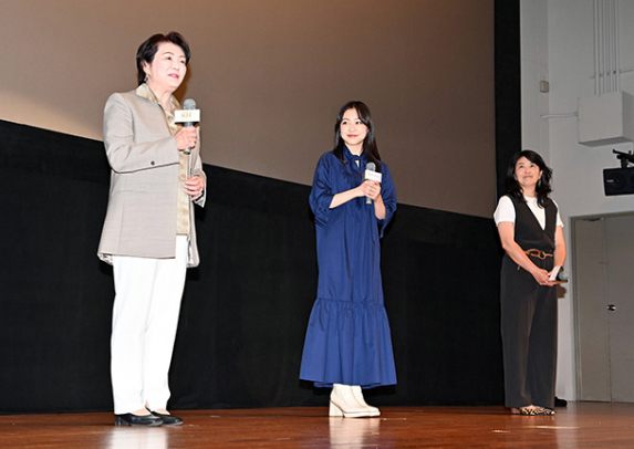 映画「ディア・ファミリー」の試写会に登壇した筒井会長の長女奈美さん（左）、三女の寿美さん（右）と三女を演じた新井美羽さん＝東区の金城学院中で