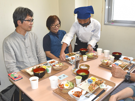 料理を提供する生徒＝知多市緑町の市民活動センターで