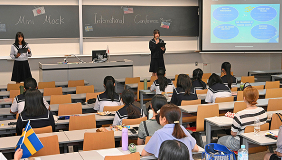 「模擬国際会議」でスピーチする中学生たち＝名古屋市守山区の金城学院大で