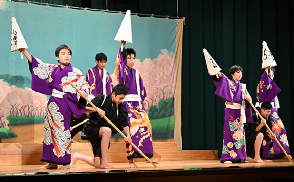 歌舞伎を披露する生徒ら＝昭和区の南山中・高男子部で