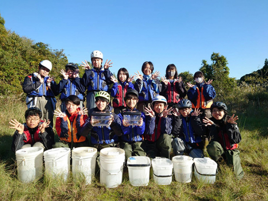ネコギギの繁殖や研究を行う鈴鹿高校自然科学部と鈴鹿中等教育学校科学部の部員たち=亀山市で