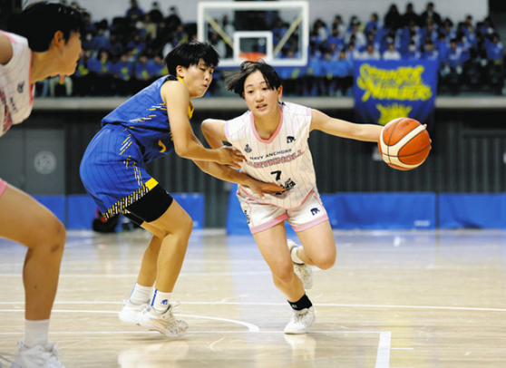 チーム最多の１５得点を記録した佐藤選手（右）＝東京・京王アリーナＴＯＫＹＯで（（Ｃ）京王Ｊｒ．ウインターカップ／ＪＢＡ提供）