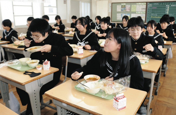 特別メニューの給食を楽しむ生徒たち＝いずれも岡崎市山綱町の東海中で
