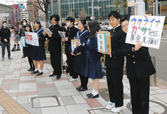 道行く人たちに支援を呼びかける生徒たち＝名駅で