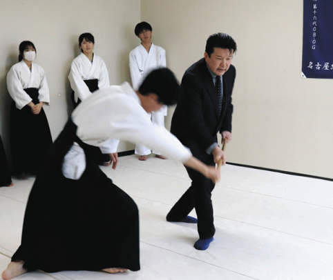 全日本大会に向け、部員を指導する臼井さん＝瑞穂区の名古屋経済大高蔵高で