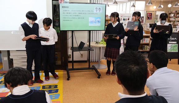学習の成果を発表する生徒たち＝瑞浪市の麗澤瑞浪中高で
