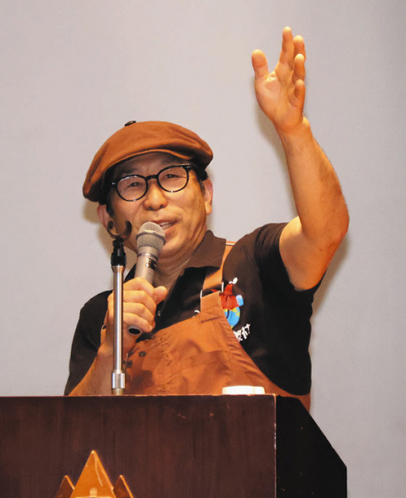 洞窟探検の魅力と挑戦する大切さを語る吉田さん＝一宮市千秋町の大成中・高で