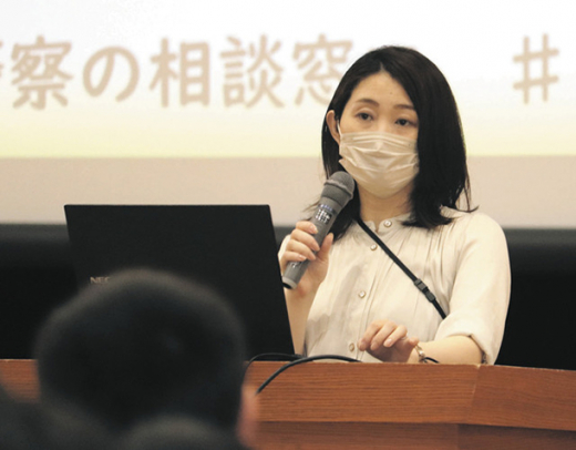 薬物乱用の危険性を生徒に伝える榊間少年育成指導官＝岐阜市の鶯谷中・高で