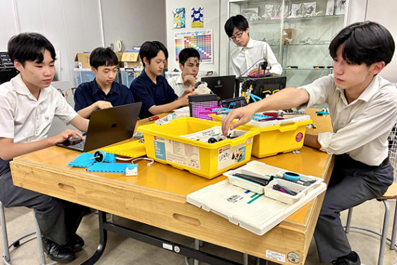 世界大会を控え、準備を進める愛知工業大名電中学・高校の生徒たち＝千種区で