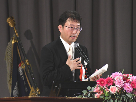 １００年の歩みを振り返る満田理事長＝豊橋市の桜丘高で
