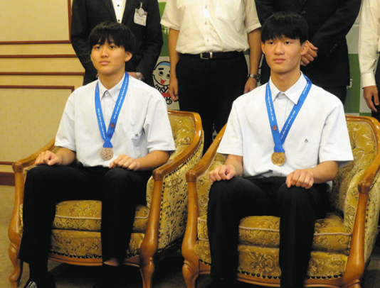 全国大会の優勝を報告した四日市メリノール学院中男子バスケ部の２人＝四日市市役所で