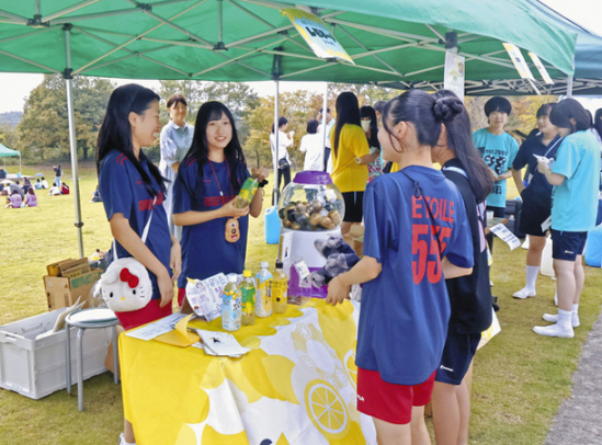 文化祭でレモネードなどを販売する生徒たち＝瀬戸市の聖霊中学・高校で