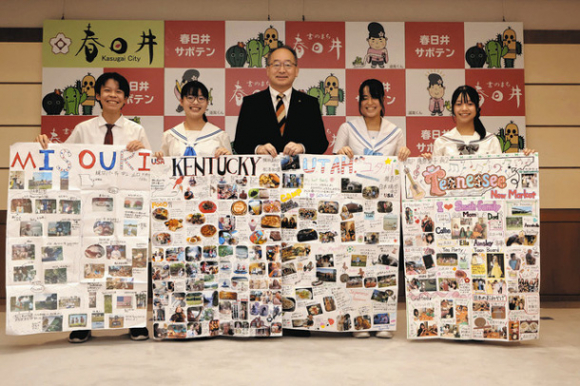 石黒市長（中）に成果を報告した中高生＝春日井市役所で