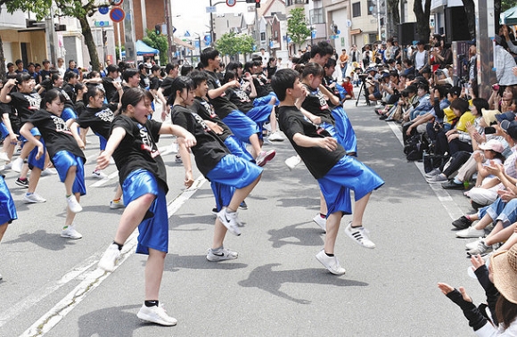 ダンスを披露する三重高ダンス部の生徒たち＝松阪市日野町で