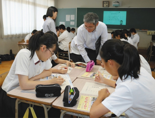 どうすれば公平に税を集められるかを考える生徒たち＝松阪市の三重中で