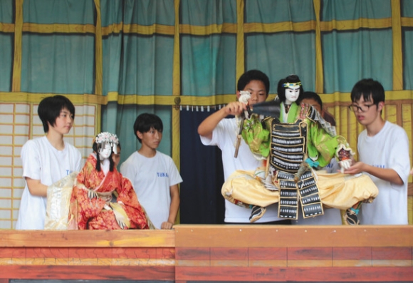 人形を操る生徒たち＝志摩市阿児町安乗の安乗神社で