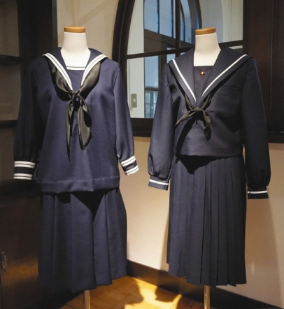 復元された１９２１年当時のセーラー服（左）と現在のセーラー服＝東区の金城学院中・高で