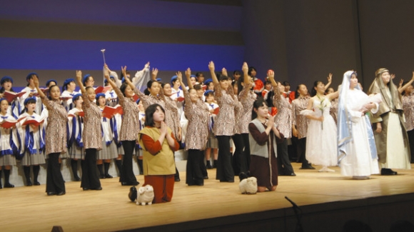 歌やダンスを組み合わせた劇を披露する生徒ら＝岐阜市の長良川国際会議場で