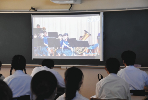 「リモート文化祭」で各団体のパフォーマンスの動画を見る生徒たち＝津市の高田高で